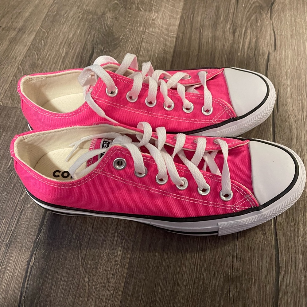 COPY - Woman’s Size 7 converse shoes. Never worn. Color is bright pink.
